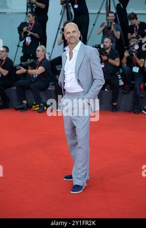 Venedig Lido, Italien. September 2024. Lars Jacob Holm besucht den roten Teppich des Films „Kjaerlighet (Love)“ beim 81. Venedig Filmfestival im Lido von Venedig. Quelle: SOPA Images Limited/Alamy Live News Stockfoto