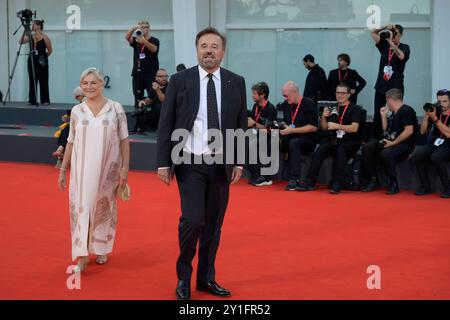 Venedig Lido, Italien. September 2024. Silvia Verdone (l) und Christian de Sica (r) besuchen den roten Teppich des Films „Kjaerlighet (Love)“ beim 81. Venedig Filmfestival im Lido von Venedig. Quelle: SOPA Images Limited/Alamy Live News Stockfoto