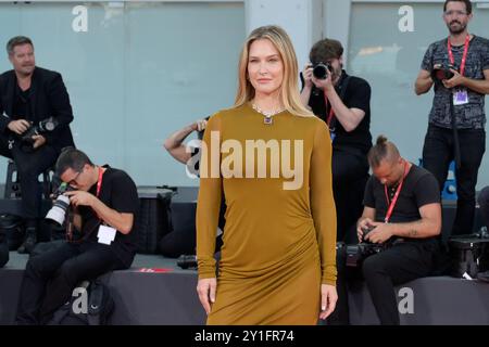 Venedig Lido, Italien. September 2024. Bar Refaeli besucht den roten Teppich des Films „Kjaerlighet (Love)“ beim 81. Venedig Filmfestival im Lido von Venedig. Quelle: SOPA Images Limited/Alamy Live News Stockfoto