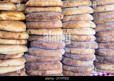 Ein Stapel frisches marokkanisches Brot am Straßenmarkt. Traditionelles, frisch gebackenes Brot, genannt Khubz, Batbout, Mkhamer oder Harcha in Marokko Stockfoto