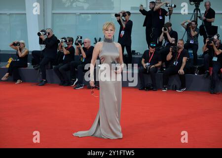 Venedig Lido, Italien. September 2024. Nancy Brilli besucht den roten Teppich des Films „Kjaerlighet (Love)“ beim 81. Venedig Filmfestival im Lido von Venedig. (Foto: Mario Cartelli/SOPA Images/SIPA USA) Credit: SIPA USA/Alamy Live News Stockfoto