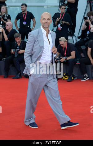 Venedig Lido, Italien. September 2024. Lars Jacob Holm besucht den roten Teppich des Films „Kjaerlighet (Love)“ beim 81. Venedig Filmfestival im Lido von Venedig. (Foto: Mario Cartelli/SOPA Images/SIPA USA) Credit: SIPA USA/Alamy Live News Stockfoto