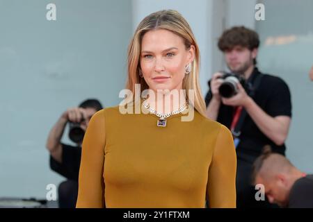 Venedig Lido, Italien. September 2024. Bar Refaeli besucht den roten Teppich des Films „Kjaerlighet (Love)“ beim 81. Venedig Filmfestival im Lido von Venedig. (Foto: Mario Cartelli/SOPA Images/SIPA USA) Credit: SIPA USA/Alamy Live News Stockfoto