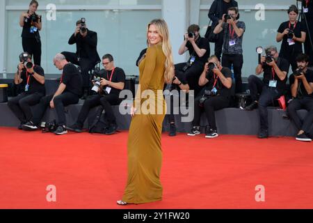 Venedig Lido, Italien. September 2024. Bar Refaeli besucht den roten Teppich des Films „Kjaerlighet (Love)“ beim 81. Venedig Filmfestival im Lido von Venedig. (Foto: Mario Cartelli/SOPA Images/SIPA USA) Credit: SIPA USA/Alamy Live News Stockfoto