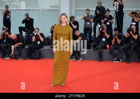 Venedig Lido, Italien. September 2024. Bar Refaeli besucht den roten Teppich des Films „Kjaerlighet (Love)“ beim 81. Venedig Filmfestival im Lido von Venedig. (Foto: Mario Cartelli/SOPA Images/SIPA USA) Credit: SIPA USA/Alamy Live News Stockfoto