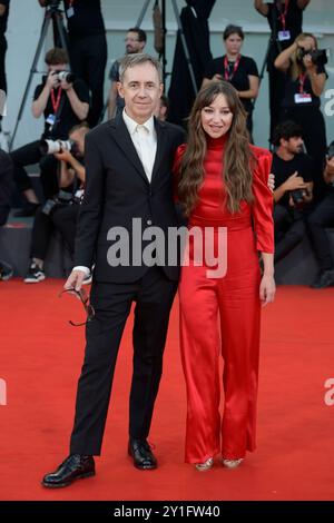 Venedig Lido, Italien. September 2024. Dag Johan Haugerud (l) und Andrea Braein Hovigattends (r) besuchen den roten Teppich des Films „Kjaerlighet (Love)“ beim 81. Venedig Filmfestival in Venedig Lido. (Foto: Mario Cartelli/SOPA Images/SIPA USA) Credit: SIPA USA/Alamy Live News Stockfoto