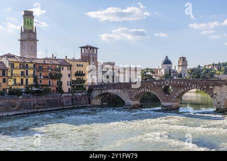 Blick auf das historische Stadtzentrum von Verona, Brücke Ponte Pietra über den Fluss Adige, Kathedrale von Verona, Duomo di Verona, rot geflieste Dächer, Region Veneto, Ital Stockfoto