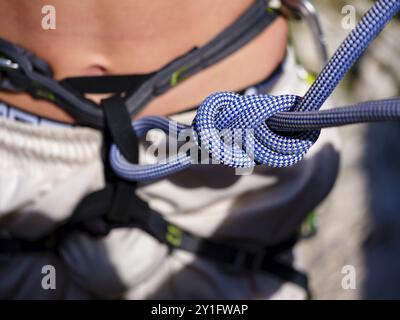 Figur eines acht Knotens mit einem Kletterseil, Belove Stene Klettergebiet, Insel Krk, Kroatien, Europa Stockfoto