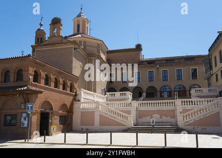 Historische Kirche mit Treppe und Backsteinfassade unter blauem Himmel, Iglesia y ex-convento de San Francisco, Kirche und ehemaliges Kloster von San Francisco, Ta Stockfoto