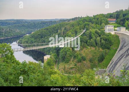 Damm mit Hängebrücke, umgeben von Wald und Wasser, Rappbode-Damm, Harz, Deutschland, Europa Stockfoto