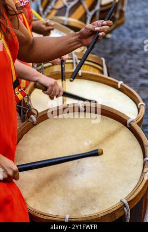 Trommeln werden auf den Straßen von Recife während des traditionellen brasilianischen Karnevals gespielt, Recife, Pernambuco, Brasilien, Südamerika Stockfoto