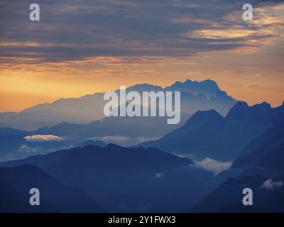 Silhouette des Hohen Dachsteins im Dunst bei Sonnenaufgang, Rossfeld, Golling, Salzburger Land, Österreich, Europa Stockfoto