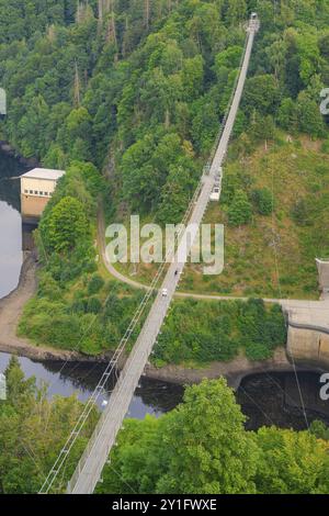 Aus der Vogelperspektive auf eine Brücke über einen Fluss, umgeben von üppigem Wald und steilem Hang, Rappbodetalsperre, Harz, Deutschland, Europa Stockfoto