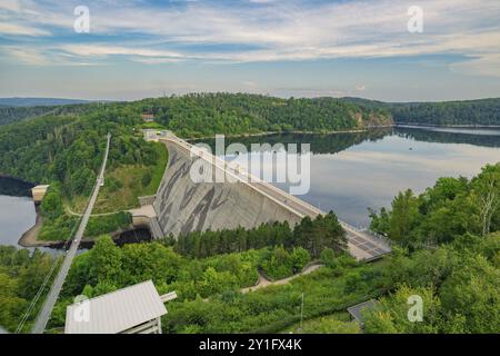 Breites Panorama eines großen Damms neben einem breiten Fluss, umgeben von Wald und Himmel, Rappbodetalsperre, Harz, Deutschland, Europa Stockfoto