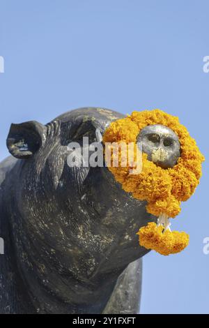 Saha Chat Monument (auch: Pig Monument) ein Monument auf dem Khlong Lot gegenüber Wat Ratchabophit, Phra Nakhon Viertel, Bangkok, Thailand, Asien Stockfoto