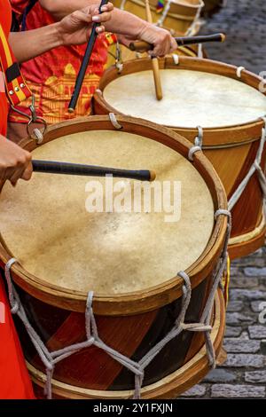 Rustikale und farbenfrohe Trommeln beim Straßenkarneval in der Stadt Recife, Recife, Pernambuco, Brasilien, Südamerika Stockfoto