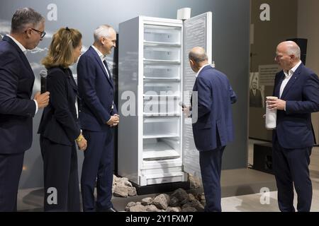 OLAF Scholz (Bundeskanzler der Bundesrepublik Deutschland, SPD) schaut während einer Presserundfahrt durch die IFA in einen leeren Liebherr-Kühlschrank Stockfoto