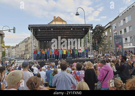 Chor, St. Stephan Jugendchor, Dueren Street Festival am 25. August 2024 in der Duerener Str., Van Hasseltbühne Tanzschule in Köln Stockfoto