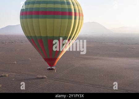 Luftaufnahme eines Heißluftballons, der über die Wüste in der Nähe von Marrakesch in Marokko fliegt. Stockfoto