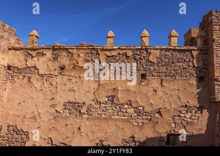 Eine alte Kasbah, die als Basis für nomadische Stämme diente, mit einem Gefühl von Robustheit und Abenteuer Stockfoto