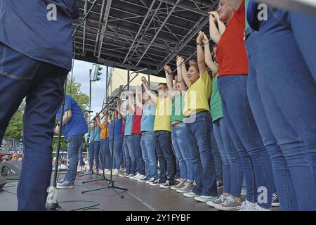 Chor, St. Stephan Jugendchor, Dueren Street Festival am 25. August 2024 in der Duerener Str., Van Hasseltbühne Tanzschule in Köln Stockfoto