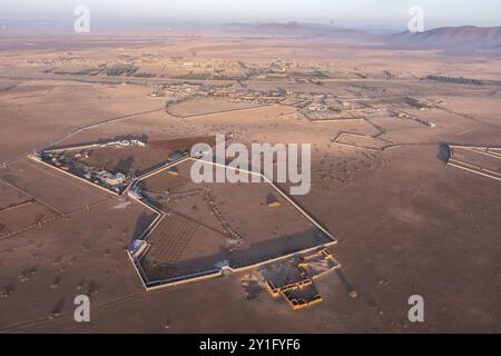 Blick aus einem Heißluftballon auf die Ebenen rund um Marrakesch. Marokko Stockfoto