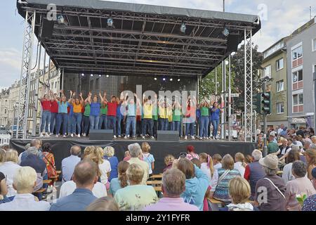 Chor, St. Stephan Jugendchor, Dueren Street Festival am 25. August 2024 in der Duerener Str., Van Hasseltbühne Tanzschule in Köln Stockfoto