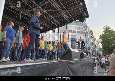 Chor, St. Stephan Jugendchor, Dueren Street Festival am 25. August 2024 in der Duerener Str., Van Hasseltbühne Tanzschule in Köln Stockfoto