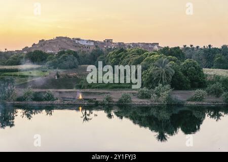 Tauchen Sie ein in die Pracht des Nilflusses, während Sie entlang des ruhigen Wassers fahren. Dieses Bild verkapselt die ruhige Schönheit und das Zeitgefühl Stockfoto