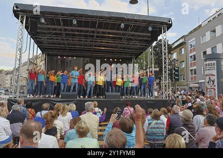 Chor, St. Stephan Jugendchor, Dueren Street Festival am 25. August 2024 in der Duerener Str., Van Hasseltbühne Tanzschule in Köln Stockfoto