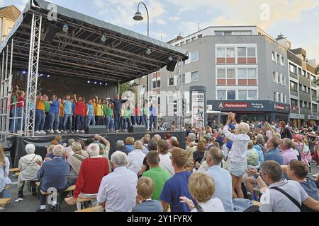 Chor, St. Stephan Jugendchor, Dueren Street Festival am 25. August 2024 in der Duerener Str., Van Hasseltbühne Tanzschule in Köln Stockfoto