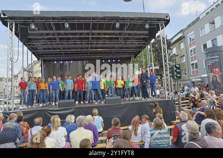 Chor, St. Stephan Jugendchor, Dueren Street Festival am 25. August 2024 in der Duerener Str., Van Hasseltbühne Tanzschule in Köln Stockfoto