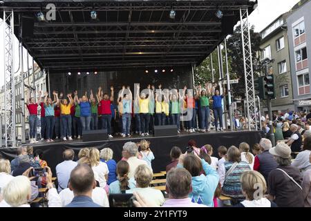 Chor, St. Stephan Jugendchor, Dueren Street Festival am 25. August 2024 in der Duerener Str., Van Hasseltbühne Tanzschule in Köln Stockfoto