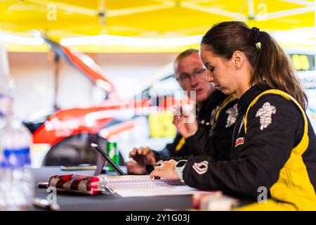 Morzine, Frankreich. September 2024. CORBERAND Yoan, COMPOZIEUX Pauline, Renault Clio Rally5, Porträt während der Rallye Mont-Blanc Morzine 2024, 6. Runde des Championnat de France des Rallyes 2024, vom 6. Bis 9. September in Morzine, Frankreich - Foto Bastien Roux/DPPI Credit: DPPI Media/Alamy Live News Stockfoto