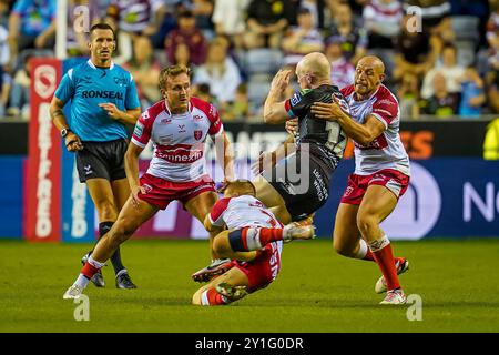 Wigan, Großbritannien. September 2024. Super League Rugby: Wigan Warriors vs Hull KR im Brick Stadium. Liam Farrell von Wigan Warriors wird von drei Hull KR-Spielern angegriffen. James Giblin/Alamy Live News. Stockfoto