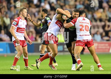 Patrick Mago von Wigan Warriors wird im Brick Community Stadium, Wigan, Großbritannien, 6. September 2024 von Kelepi Tanginoa von Hull KR im Spiel der Betfred Super League Runde 25 von Wigan Warriors gegen Hull KR angegriffen (Foto: Cody Froggatt/News Images) Stockfoto