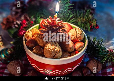 Rote dekorative Schüssel voller verschiedener Nüsse - Weihnachten, Weihnachtsdekoration Stockfoto