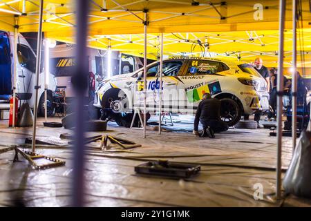 64 PELAMOURGUES Arthur, POUGET Bastien, Renault Clio Rally5, Ambiente während der Rallye Mont-Blanc Morzine 2024, 6. Runde des Championnat de France des Rallyes 2024, vom 6. Bis 9. September in Morzine, Frankreich Stockfoto