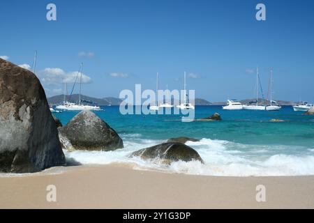 Virgin Gorda, britische Jungferninseln - 27. Februar 2006: Ein Blick auf die wunderschönen Felsbrocken und Felsformationen in den Bädern. Segelboote sind vor Ort verankert Stockfoto