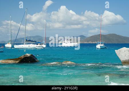 Virgin Gorda, britische Jungferninseln - 27. Februar 2006: Ein Blick auf die wunderschönen Felsbrocken und Felsformationen in den Bädern. Segelboote sind vor Ort verankert Stockfoto