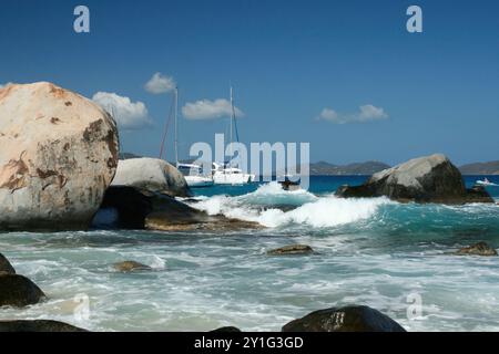 Virgin Gorda, britische Jungferninseln - 27. Februar 2006: Ein Blick auf die wunderschönen Felsbrocken und Felsformationen in den Bädern. Segelboote sind vor Ort verankert Stockfoto