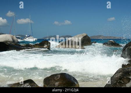 Virgin Gorda, britische Jungferninseln - 27. Februar 2006: Ein Blick auf die wunderschönen Felsbrocken und Felsformationen in den Bädern. Segelboote sind vor Ort verankert Stockfoto