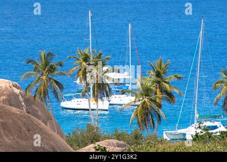 Virgin Gorda, britische Jungferninseln - 27. Februar 2006: Ein Blick auf die wunderschönen Felsbrocken und Felsformationen in den Bädern. Segelboote sind vor Ort verankert Stockfoto