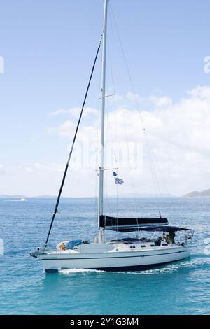 Virgin Gorda, britische Jungferninseln - 27. Februar 2006: Ein Segelboot fährt durch die Gewässer in der Nähe von Virgin Gorda Stockfoto