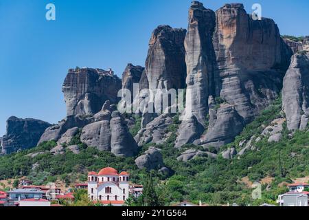 Kalambaka: Blick auf die Berge und Klöster von Meteora vom Stadtzentrum. Griechenland. Stockfoto