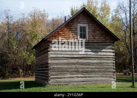 Die St. Charles Mission im Dunvegan Provinciial Park in Alberta in Kanada ist eine historische Stätte mit einem alten Missionar. Stockfoto