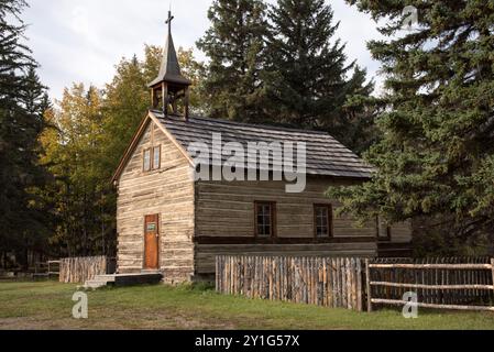 Die St. Charles Mission im Dunvegan Provinciial Park in Alberta in Kanada ist eine historische Stätte mit einem alten Missionar. Stockfoto