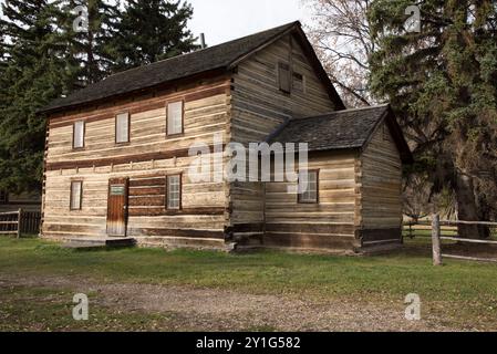 Die St. Charles Mission im Dunvegan Provinciial Park in Alberta in Kanada ist eine historische Stätte mit einem alten Missionar. Stockfoto