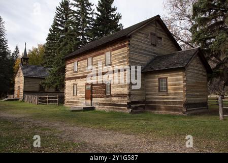 Die St. Charles Mission im Dunvegan Provinciial Park in Alberta in Kanada ist eine historische Stätte mit einem alten Missionar. Stockfoto