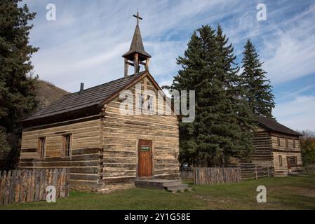 Die St. Charles Mission im Dunvegan Provinciial Park in Alberta in Kanada ist eine historische Stätte mit einem alten Missionar. Stockfoto